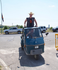 観客かと思いきや、これもドリフトカー・ショーの実演車だった。