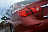 シャープなデザインのリアコンビランプ。急減速時には、ストップランプを自動的に点滅させることで、後続車に注意を促す（エマージェンシーストップシグナル）。
    