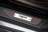 サイドシルに装着された金属プレート。車名の下には「Hand Built in England」の文字が記されている。