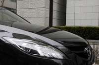 新型「アテンザ」の特徴的な目もと。ランプの造形はもとより、ボンネットとフェンダーをボディのエッジ部分で合わせるなど、デザインへのこだわりを見せる。