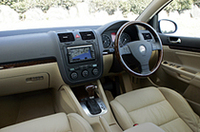 3本スポークのステアリングホイールにはオーディオコントロール機能が付く。また、フロントシートはシートヒーター付きで、ドライバーズシートは12ウェイパワーシートを採用。