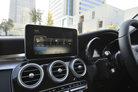 センターコンソールに備わる、独立したデザインのモニター。カーナビのほか各種インフォテインメント情報を映し出す。