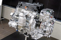 ハイブリッドシステムについては、モーターに加えて2リッター直4エンジンの高出力化も図られている。