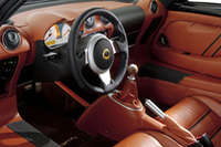 豪華、総革張りのインテリア。