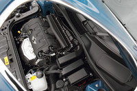 中間グレードの「クーパー クロスオーバー」には、自然吸気の1.6リッター直4エンジン（122ps、16.3kgm）が搭載される。