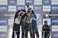 レース後のシャンパンファイトでライバルから祝福される、トム・コロネル。まるで滝行のよう!?