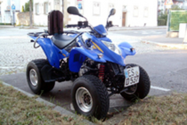 ドイツの道端にATVがたたずむ。写真は、シェアNo.1メーカー「キムコ」のKXR250。
（写真＝廣川あゆみ）