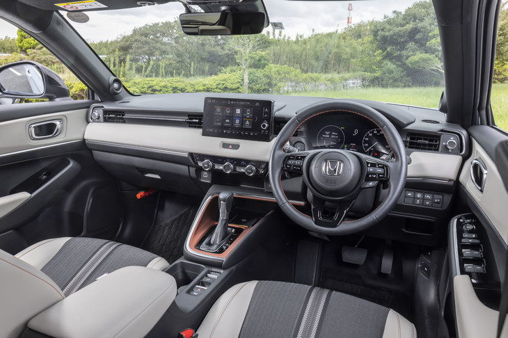 グレージュのインテリアカラーは最上級グレード「e：HEV PLaY」だけに設定されるもの。各所に施された、控えめなオレンジのアクセントもポイントだ。