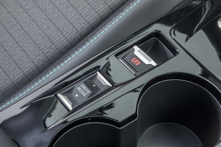 走行モードのセレクター（写真中央）は、電動パーキングブレーキのスイッチ（同右上）とともにセンターコンソールに並ぶ。