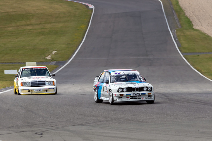 決勝前にはさまざまなサポートレースが開催されます。こちらは、おっさん世代感涙必至の「BMW M3」と「メルセデス・ベンツ190E」のバトル。……ベンツが「2.3」なのか「2.5」なのか「エボII」なのかは、ボクにはわかりませんが（汗）。