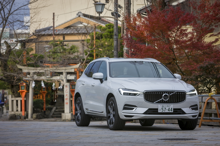 新型「XC60」のボディーサイズは全長4690×全幅1900×全高1660mm。先代と比べ、全長と全幅が拡大。一方で全高は低く抑えられ、ロー＆ワイドなスタイルとなっている。