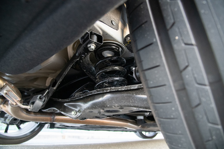 リアサスペンションは、ロワアームのBブッシュに、より硬度の高いブッシュを採用。横剛性を8％高めることで、コーナリング時のトーインを強めている。