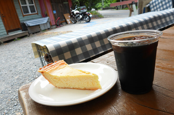 檜原村のキャンプ場兼ライダーズカフェにて、チーズケーキとアイスコーヒーをいただく。それにしても、この2度の奥多摩ツアーは食ってばかりだったな。