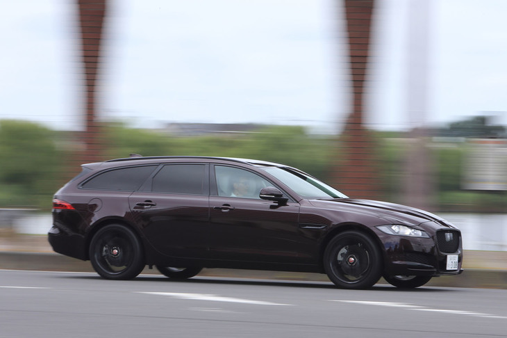 「XF」にはカーブ中に前後の内輪にブレーキをかけることでアンダーステアを抑えるトルクベクタリングが装備されており、高いコーナリング性能を実現している。