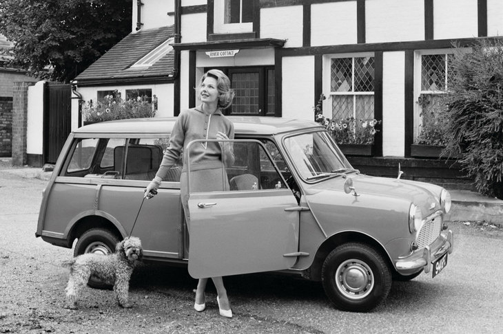 大ヒットモデルとなった「Mini」には多数の派生モデルが存在した。写真は外装の木枠がおしゃれなステーションワゴン「モーリス・ミニ トラベラー」。