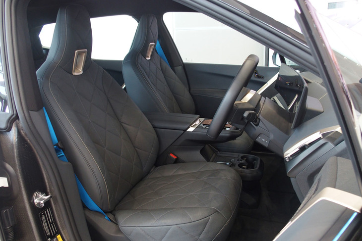 ヘッドレスト一体型となる「iX」の電動シート。シートの調整用スイッチは、ドアに設置されている。