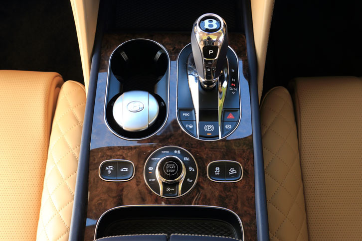 シャシーのセットアップはセンターコンソール（シフトセレクターの手前）に配置された「ドライブダイナミクスコントロール」のロータリースイッチで行う。