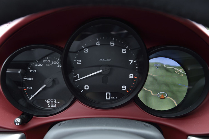 中央に「Spyder」のロゴ入りエンジン回転計が配置されたメーターパネル。高回転型パワーユニットの搭載を示すように、レッドゾーンは8000rpmから始まる。