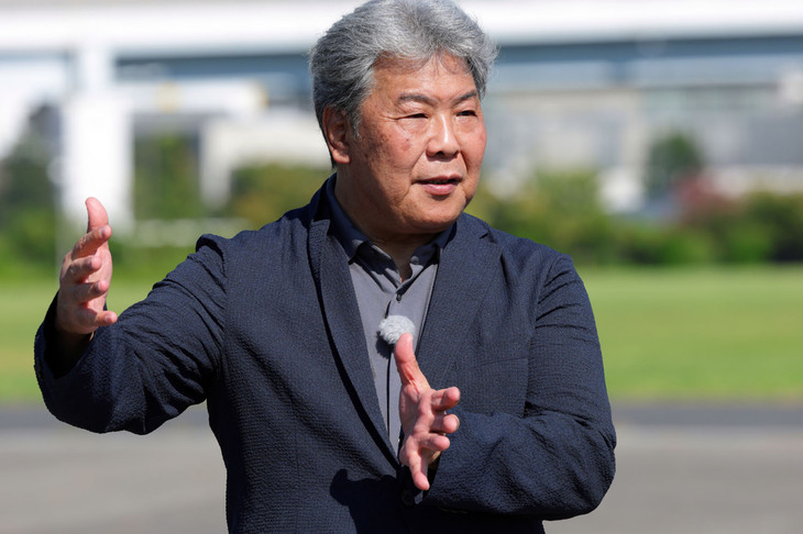 モータージャーナリストの斎藤 聡さん。自動車雑誌の編集を経てフリーランスとして独立。豊富な試乗・取材の経験から、クルマと路面の接点であるタイヤの重要性を熟知している。執筆活動のほか、安全運転を主眼においた走行会や、スノードライビングスクールのインストラクターとしても活動。