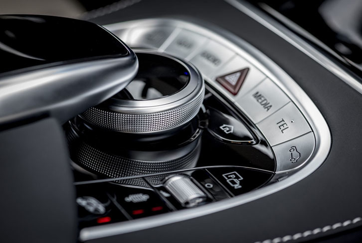 センターコンソールに配される、インフォテインメントシステムのスイッチ類。ダイヤルやボタンが組み合わされており、手元で簡単に操作できる。