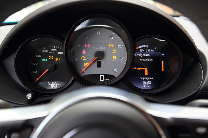 中央にタコメーター、左にスピードメーターを配置。エンジンの許容回転数は「718ケイマン」「718ケイマンS」とも7500rpm。