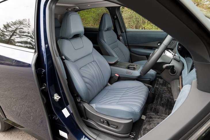 ナッパレザーシートは電動調整機能やベンチレーターなどとのセットオプション。標準は合皮とスエード調のコンビ表皮で、ブラックとホワイトから選べる。