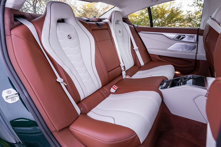 エアコンの操作パネルや吹き出し口を内蔵するセンターコンソールが、リアシート中央の座面にまで伸びている。一見4シーターモデルに見えるが「B8グランクーペ」の乗車定員は5人。後席には3人分のシートベルトが備わっている。