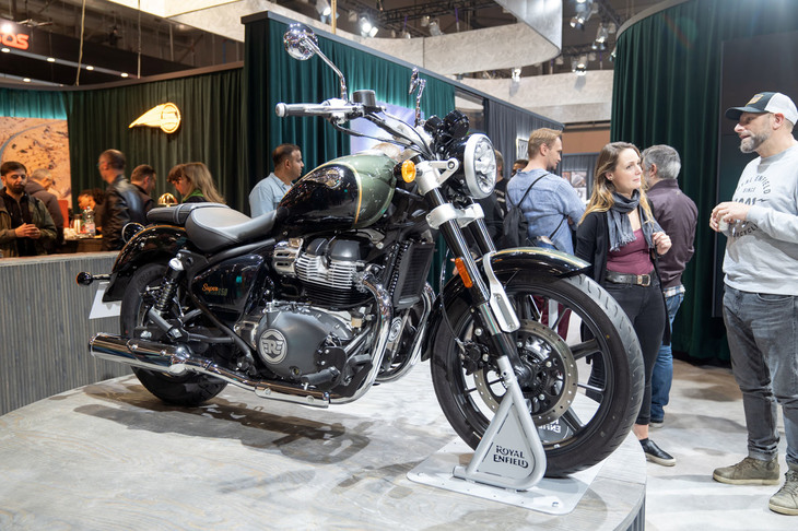 ロイヤルエンフィールドは、親会社であるインドトラック大手アイシャー・モーターズの会長であるシッダールタ・ルイ氏や、ロイヤルエンフィールドCEOのB・ゴビンダラジャン氏、それに車両開発部門やデザイン部門のトップなど、首脳陣が勢ぞろいしてプレスカンファレンスを開催。そこで発表されたのが「スーパーメテオ650」だ。日本ですでに発売されているスモールクルーザー「メテオ350」の兄弟モデルといえるそのマシンは、「INT650」や「コンチネンタルGT650」と同じく、排気量650ccの空冷OHC並列2気筒エンジンを搭載したクルーザーモデルだ。昨年のEICMAでカスタムコンセプトモデルとして発表された「SG650」は、まさにこのスーパーメテオ650を示唆したもので、実に1年もの歳月をかけてじっくりとプロモーションを仕掛けてきたことになる。フレームは新規に製作。エンジンは兄弟モデルと同じだが、車体にあわせて吸排気系がアレンジされているほか、新フレームにあわせてエンジンマウント位置も変更されている。開発陣に話を聞くと、街なかからワインディングまでをキビキビと走るアクティブクルーザー的キャラクターに仕上げているという。