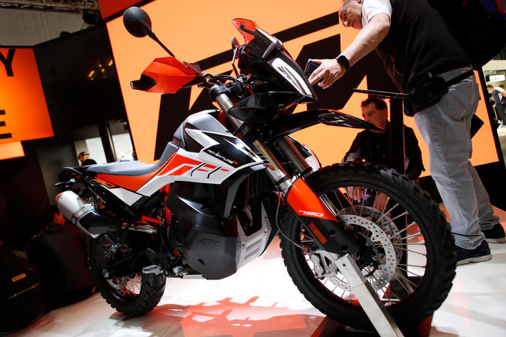 KTMの新型アドベンチャーモデル「790アドベンチャーR」。KTMの「790」シリーズは、新世代の並列2気筒エンジンを搭載するモデルファミリーである。まずは2016年にロードモデル「790デューク」のコンセプトが、次いで昨年（2017年）はその市販モデルが発表された。790アドベンチャーは昨年コンセプトモデルが発表され、今回はその市販車がお披露目となった。エンジンは790デュークと共通。この「アドベンチャーR」はフロントに21インチホイールを装着するなど、オフロード走行の比重を高めたディテールとなっている。
