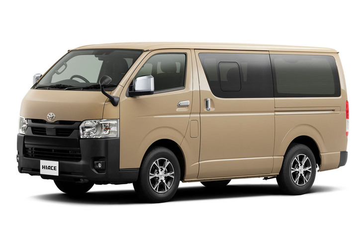 「トヨタ・ハイエース」のモデルライフは、商用車ということもあり基本的に長い。現行型は2024年に商品改良が施されたもので、専用ボディーカラーやマットブラックフロントグリルを特徴とする“アースカラーパッケージ”（写真）が新たに設定された。