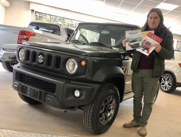 イタリア・シエナのスズキ販売店で営業スタッフを務めるジャンニ氏と4代目である現行型「ジムニー」。2019年3月、筆者が日本の「ラパン」など欧州未発売スズキ車のカタログを進呈したときのスナップである。