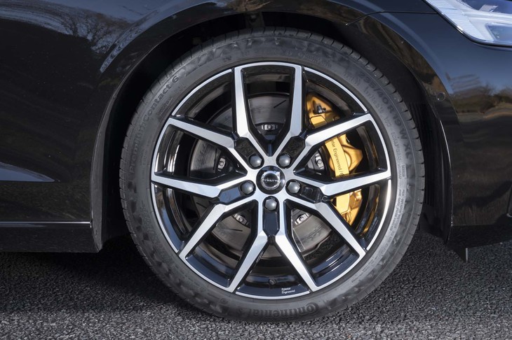 フロントにはブレンボ製のブレーキシステムを装備。371mm径のディスクと対向6ピストンのキャリパーに加えて、ブレーキホースも専用品に換装される。