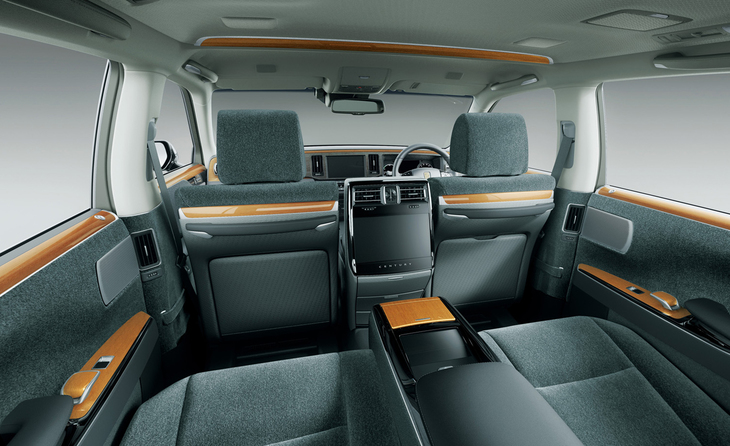 上質だが控えめで落ち着いた雰囲気のインテリア。ウールファブリックは写真のグレーのほか、ブラウンとベージュが用意されている。後席の着座位置は前席より高く、見晴らしがいい。