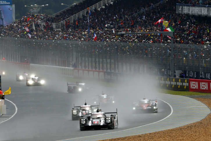 レースは、2台のポルシェに2台のトヨタが続く形でスタート。ウエットのコース上に、盛大に水煙が上がる。