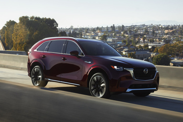 北米向けの最新3列シートSUV「CX-90」。日本向けの「CX-80」はまだ披露されていないが、これのナロー版になるのだろうか。見慣れぬボディーカラーは新色の予感。