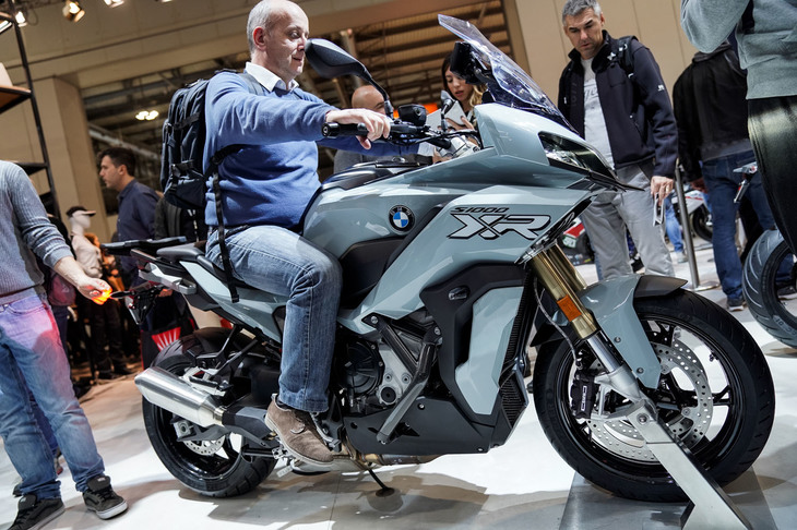 スーパースポーツ「S1000RR」の並列4気筒エンジンを搭載する「S1000XR」もマイナーチェンジ。エンジンは可変バルブ機構「Shift-Cam（シフトカム）」を搭載しない先代のS1000RR用をベースとしたものだが、エンジン単体で4kgの軽量化を実現し、車体全体では前モデルから10kgの軽量化が行われている。リアホッピングやスライドを抑制するための新たな技術「MSR」を搭載するなど、各部にブラッシュアップが施されている。