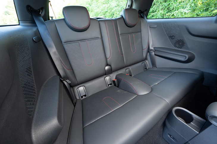 後席は2人掛けだが、狭くて背もたれも直立しているので短時間でも大人が乗るのは難しい。いざというときの備え。