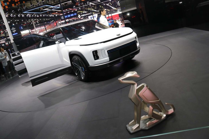 「吉利コンセプト アイコン」の脇。ロボットと思いきや、なかなかスタイリッシュな不動オブジェだった。