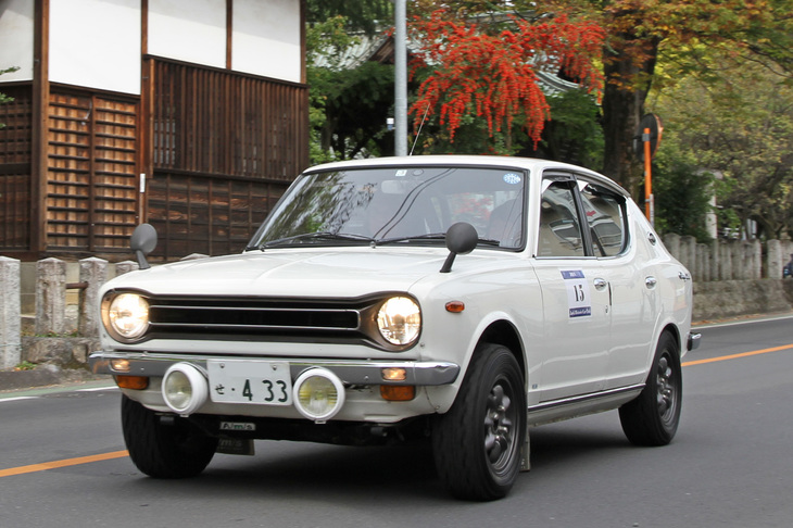 1973年「日産チェリー4ドアX-1」。日産初のFF車だった初代チェリーの高性能グレード。室内にはロールバーを入れ、ごっついラリータイヤを履き、ラリー仕様風に仕立てられている。