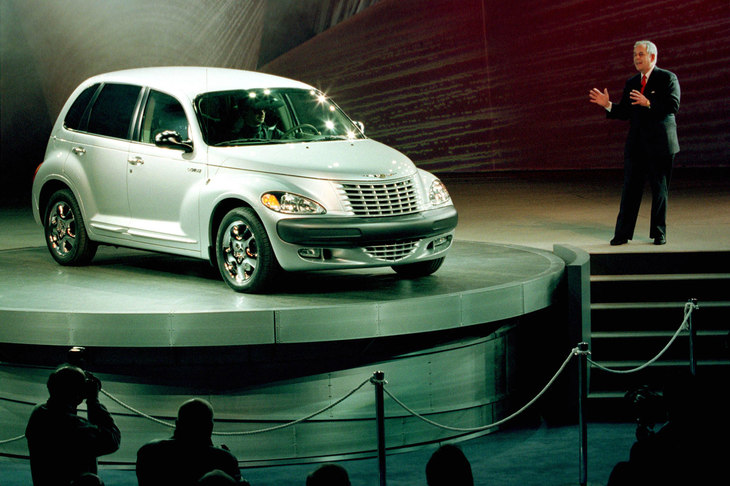 1999年1月のデトロイトショーにて、「クライスラーPTクルーザー」を発表するロバート・イートン会長。