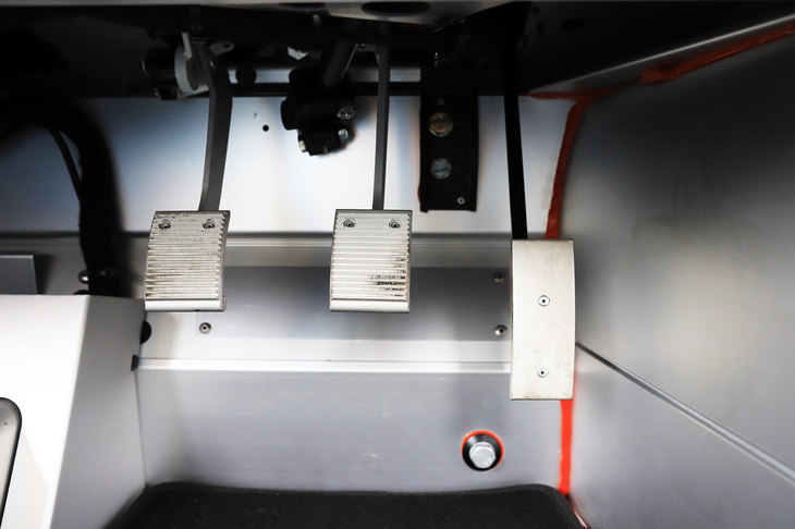 飾り気のない武骨なABCペダル。足元スペースは非常にタイトで、ソールの張り出した革靴などでは、到底自由なペダルワークは望めない。