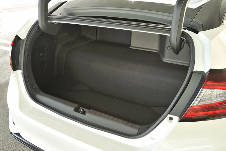 一見ハッチバック車のようだが、3ボックスのセダンである。トランクの奥には水素タンクをよける盛り上がりがある。トランクの容量は未公表だが、9.5型のゴルフバッグなら3つ積載可能という。