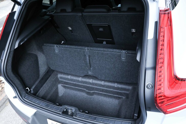 荷室はフロア下にも予備収納スペースが確保されている。フロアボードを山折りに立てることで、コンパクトな荷物も安定させることができる。