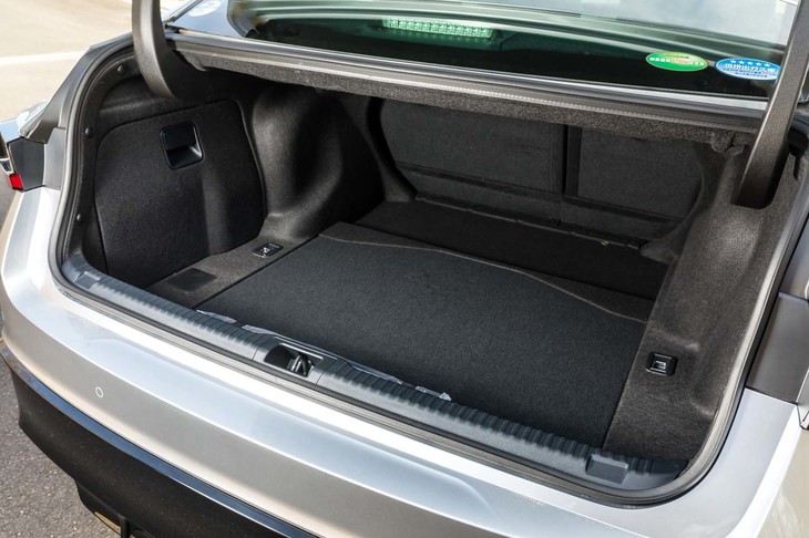 トランクルームには、ハイブリッド車（写真）であればゴルフバッグが2個、ガソリンエンジン車では3個収納可能。トランクリッドや前後ドアはマイナーチェンジで軽量化され、走行時の慣性モーメント低減が図られている。