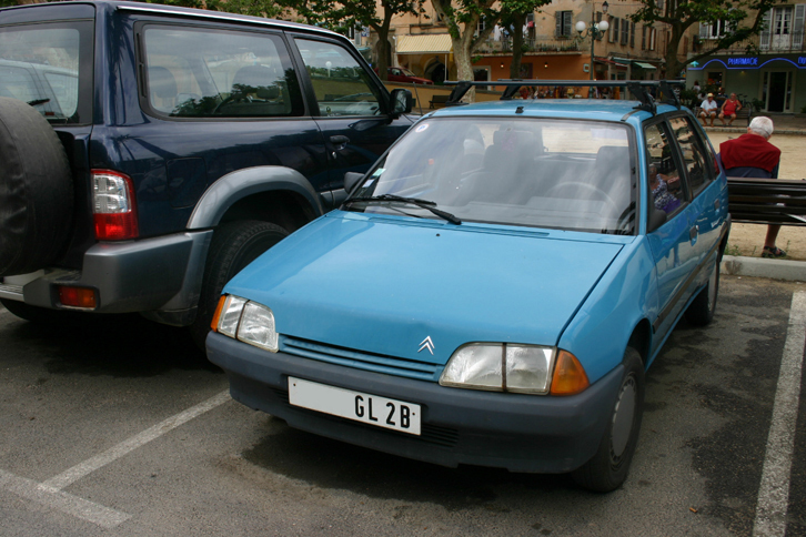 こちらは、フランス電力の払い下げとおぼしき「シトロエンAX」。 2005年コルシカで。