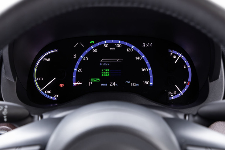 「ハイブリッドZ」グレードは、7インチ液晶＋オプティトロンメーターを標準装備。写真は「エコジャッジ」と呼ばれる、燃費面から走行状況が分析・判定されるモードを表示した様子。