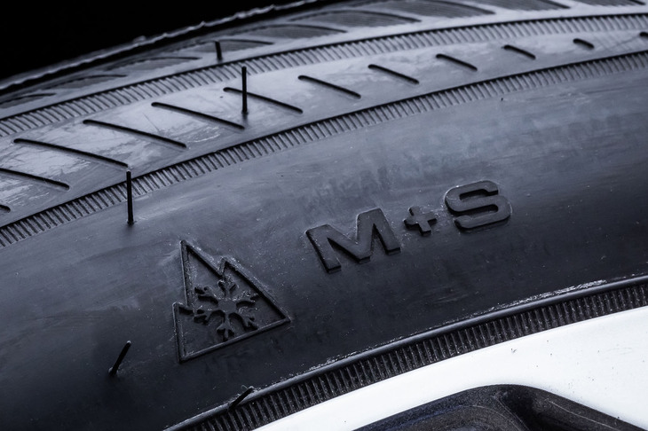 サイドウォールに欧州でウインタータイヤであることを示す「スノーフレークマーク」や「M＋S」（マッド＆スノー）の文字が刻印される。
