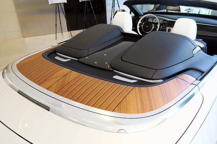 「ロールス・ロイス・ベイサイド ドーン エアロカウリング」には、車名の通り、リアシートをカバーするエアロカウリング（トノカバー）が装備される。