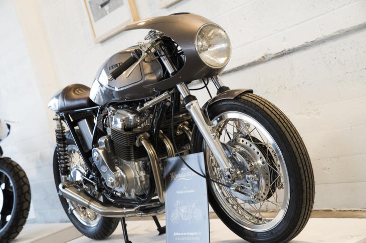 1960年代後半に世界中を驚愕（きょうがく）させ、その後も長く生産されたホンダの4気筒モデル「CB750」をベースにしたカフェスタイルのマシン。エンジンにはスーパーチャージャーもセットされている。