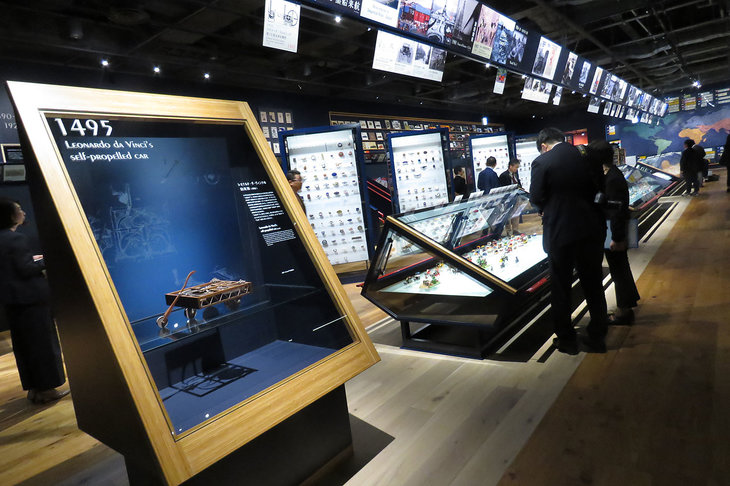 中央に位置するミニカーのショーケースは、周辺の展示がいつの年代のものかを示す“年表”の役割も担っている。